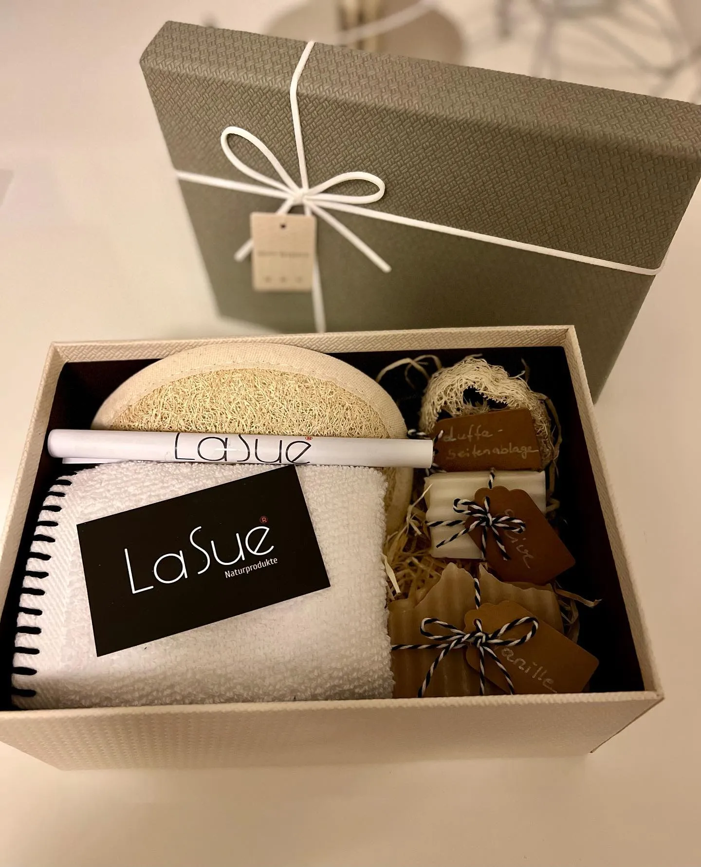 Geschenkideen Für Weihnachten, Darunter Seifenstücke Aus Olivenöl: 2 Geschenkideen Für Weihnachten, Darunter Seifenstücke Aus Olivenöl: