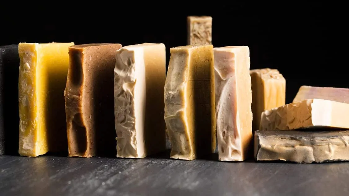 Olivenölseife 3 Vorderansicht-Ausgerichtet-Verschiedene-Olivenölseife-Min